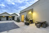 Aloha Central Premium Studios Hotels in Yahl