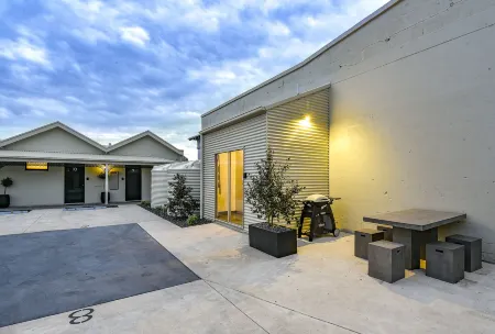 Aloha Central Premium Studios Отели рядом с достопримечательностью «Кейв Гарден»