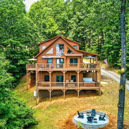 Spacious Murphy Chalet w/ Mtn Views & Hot Tub