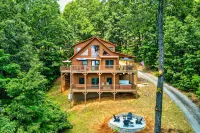 Spacious Murphy Chalet w/ Mtn Views & Hot Tub - 3-Star