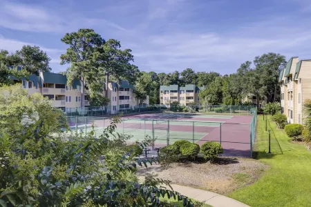 Relaxing Poolside Condo Steps from the Beach Отели рядом с Аэропорт Хилтон Хэд