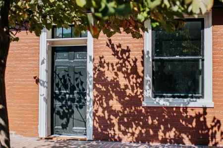 Barristers Row Отели рядом с достопримечательностью «Публичная библиотека Стонтон»