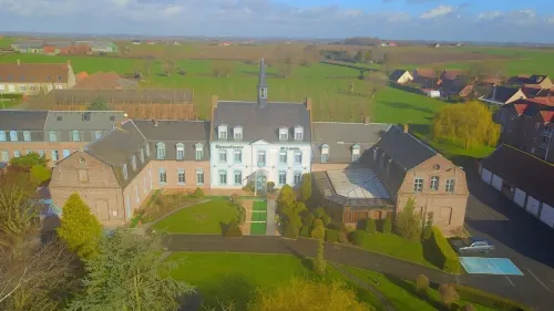 Logis - Hostellerie Saint-Louis & Restaurant Pauze Hotels in Esquelbecq