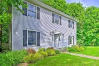 Walk to Dining Downtown Lenox Guest House! - Homestays