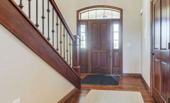 8 Mi to Lambeau Field: Family Home in De Pere!