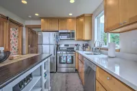 Yachats Gem w/ Private Beach Access, Views - Pet friendly
