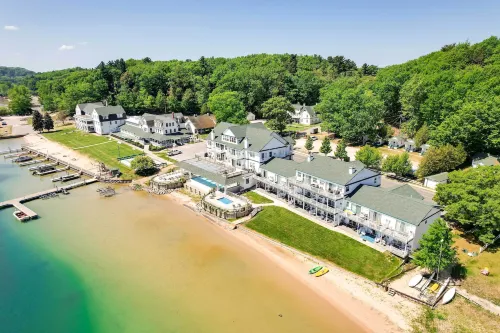 Portage Lake Condo w/ Deck & Pool Access! - 3-Star