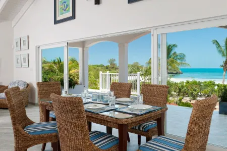 Coconut Beach Villa! Beachfront! Private Pool! Couples or Families! Great Value! Отели рядом с достопримечательностью «Turks and Caicos Island»
