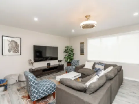 Modern 3-bedroom Rancher with AC and WiFi in Chilliwack チリワックのホテル