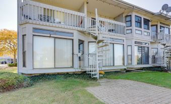 Pet-Friendly Oak Harbor Condo Walk to Lake!