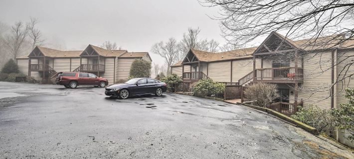 Hike, Ski & More! Modern Sugar Mtn Condo w/ Deck Ξενοδοχεία στην πόλη Avery County