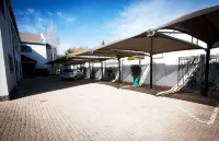 烏茲奇特旅館 Quiver Tree Restaurant附近的飯店