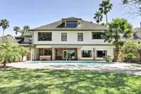 Pool & Hot Tub: Lakefront Harlingen Home - Pools