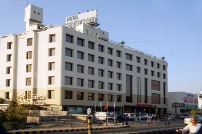 SilverCloud Hotel and Banquets Hotel in zona Mahatma Gandhi Sabarmati Ashram