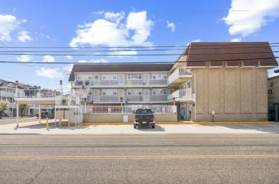 Wildwood 1 BDR Condo, Pool, AC, Wi-Fi, Parking, Sleeps 4. Walk to Everything!