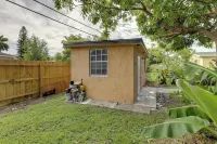 Pet-friendly Fort Lauderdale Home: 8 Mi to Beach!