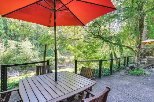 Riverfront Sandy Retreat, Fish & Kayak On-site