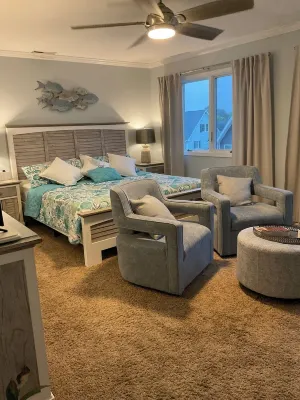 Canal Front, New Dock Quiet, Safe, Clean, Roomy!  Isle of Wight, West Oc