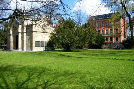 Hotel & Apartments Fürstenhof am Bauhaus Отели рядом с достопримечательностью «University of Weimar»