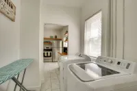 Modern 2BR Kansas City Condo Near Downtown