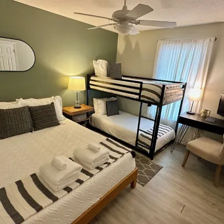 Pinehurst Cottage ★ Serves 8 ★ No Stairs ★ King Bed