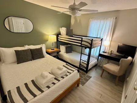 Pinehurst Cottage ★ Serves 8 ★ No Stairs ★ King Bed