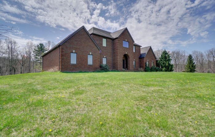 Spacious McArthur Home Private Hot Tub and Pond!
