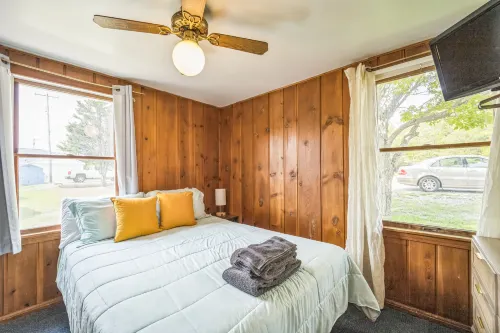 Spacious Cabin with Lake View and Grilling Area - Charming Getaway Hôtels à : Greenbush Township