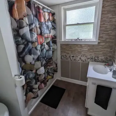 Funky, Fido-friendly flat near downtown Ishpeming. Отели в г. Ишпеминг