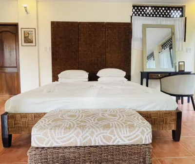 Family Studio with panoramic windows to tropical greenery. 3 min to the beach Hotels in Diniwid Beach