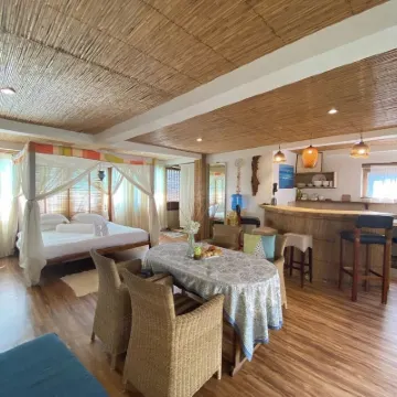 Charming Studio with Kitchen and Air Con – 4 Min Walk to Beach Hotels near Mangrove Nursery