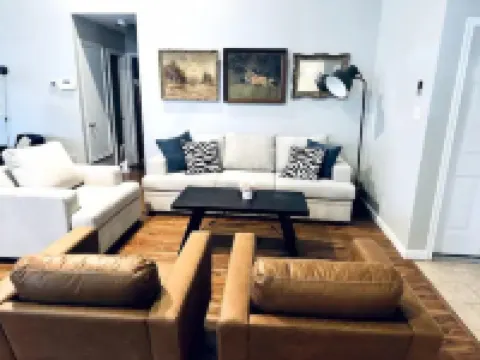 Spacious 3 BDRM for 9 - SA & NB โรงแรมในLive Oak