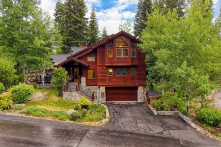 Cedars at Palisades by Avantstay Hot Tub, Resort Access, and Mountain Views