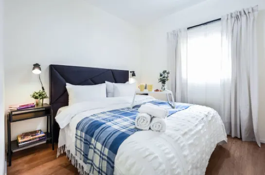 Charming 1BR Apt with Balcony with Mamad