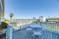Waterfront Home w/ Deck & Pool in City-by-the-sea - 4-Sterne
