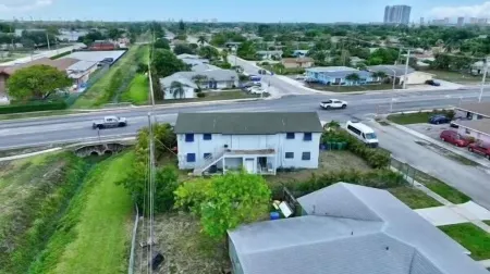 2 Bedroom Apt, Enjoy Baseball WiFi Close to the Beach & Rapids Отели рядом с достопримечательностью «Coconuts on the Beach»