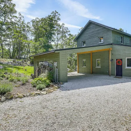 'The Glabin: Garrison Gem w/ Hot Tub & Fire Pit
