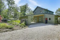 'The Glabin: Garrison Gem w/ Hot Tub & Fire Pit Hotels in der Nähe von Manitoga / The Russel Wright Design Center