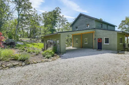 'The Glabin: Garrison Gem w/ Hot Tub & Fire Pit Отели рядом с достопримечательностью «МАНИТОГА / Рассел Райт Десайн Сентер»