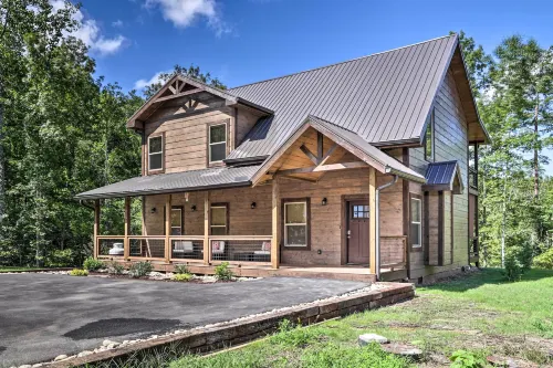 10 Mi to Dollywood: Retreat w/ Grill & Deck! - 3-نجوم