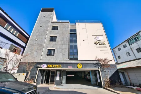 Taebaek J1 Self Check-in Hotel Отели рядом с достопримечательностью «Geomnyongso Pond»