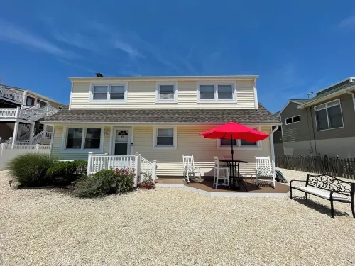 1st Fl of duplex. Sunsets over the bay, walk to beach. Great family getaway. - Familievenlig