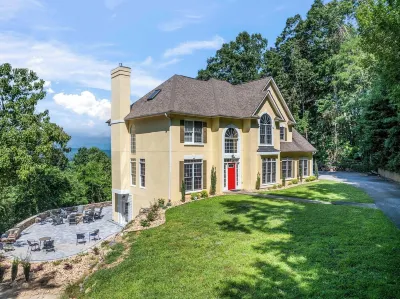 Sleeps 16+!  Views Forever, Large Executive Home, Fast Wi-Fi, Hot Tub & Fire Pit