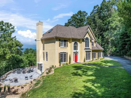 Sleeps 15!  Views Forever, Large Executive Home, Fast Wi-Fi, Hot Tub & Fire Pit Отели в г. Клир Крик