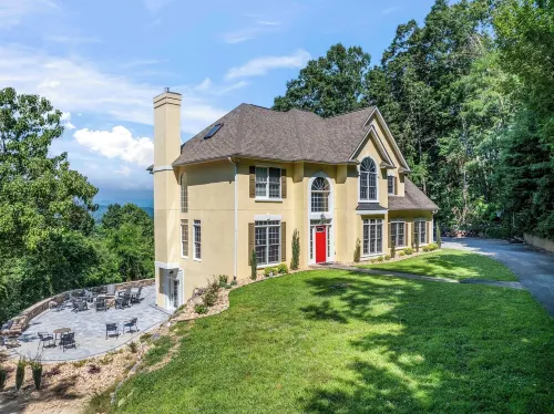 Sleeps 15!  Views Forever, Large Executive Home, Fast Wi-Fi, Hot Tub & Fire Pit Hotels in Clear Creek
