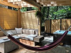 Riverwood Retreat: hot tub, outdoor sauna/shower on the Cheakamus River