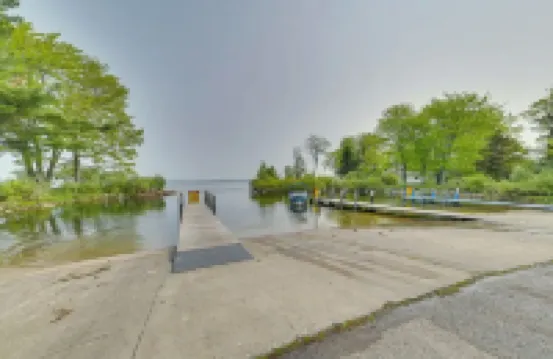 Houghton Lake cabin with covered outdoor entertainment space. No cleaning fees.