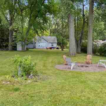 Waterfront 3-bedroom house on the Bay of Green Bay with AC, WiFi Hotel Exterior