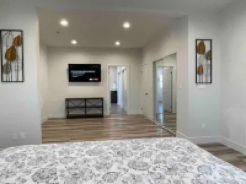 Modern Midway City Home 威斯敏斯特酒店