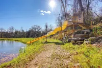Stoney Creek Cottage: Waterfront Hot Tub, Fire Pit - Homestays